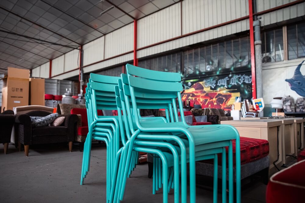 Pile de chaises de terrasse turquoise