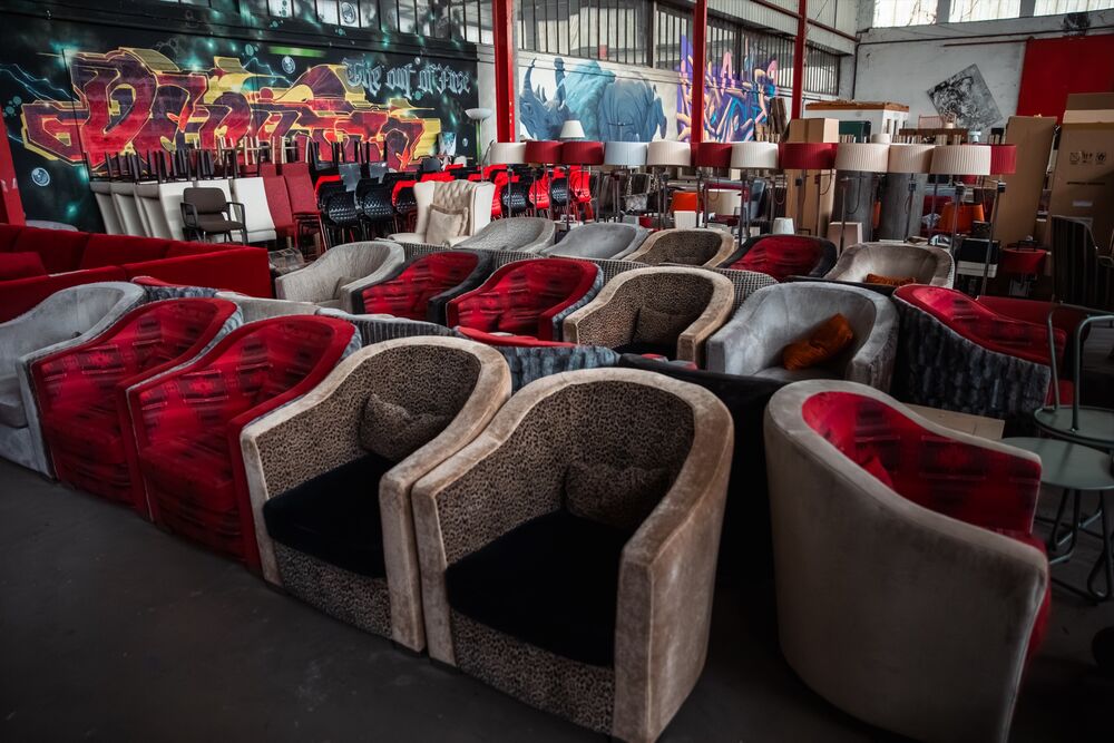 Rangées de fauteuils en velours rouge et gris