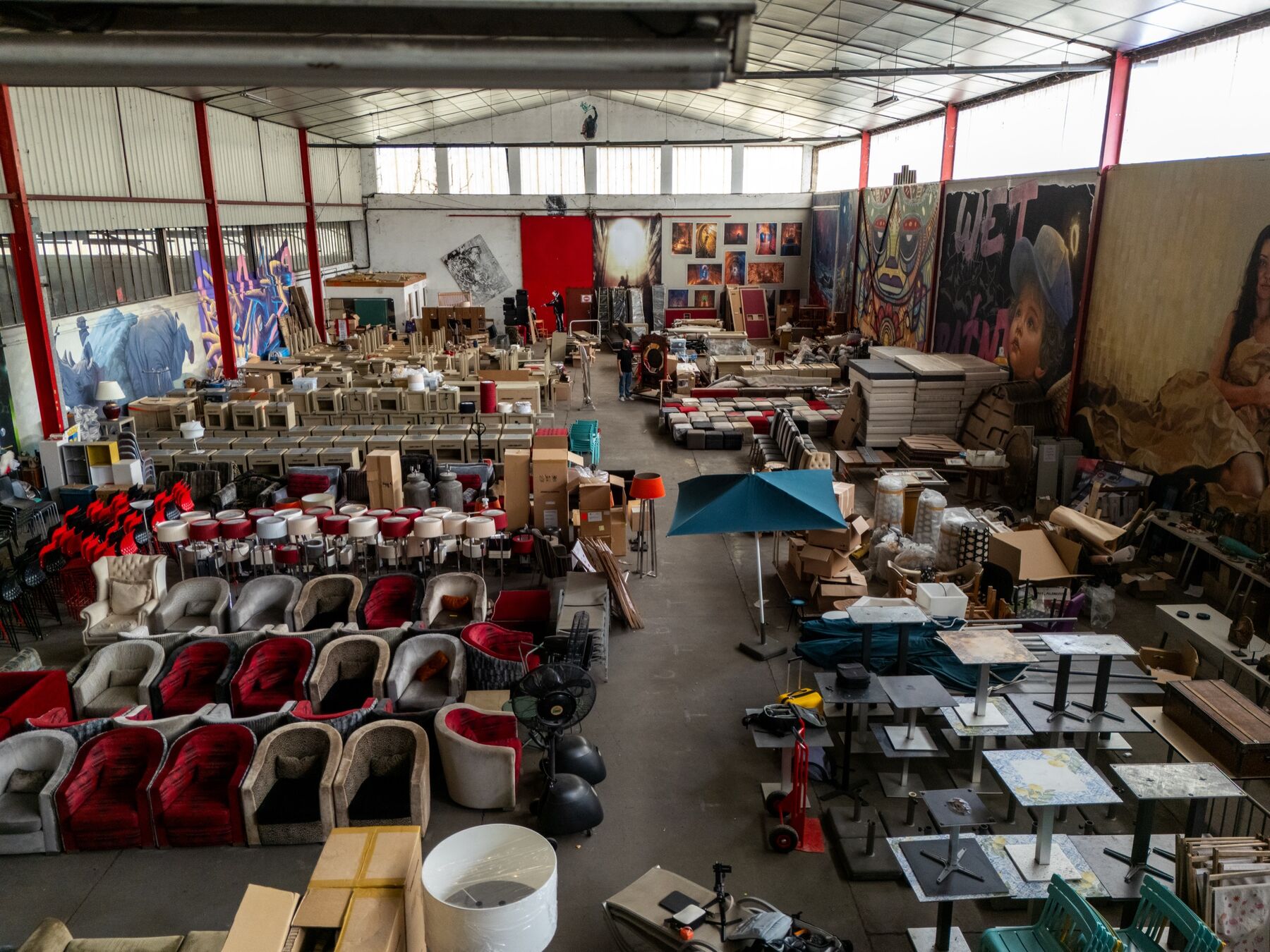 Vue d'en haut du stock : fauteuils, tables, chaises et luminaires alignés
